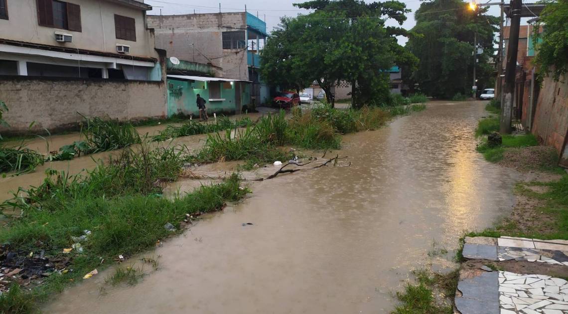 Moradores relatam alagamento em Duque de Caxias