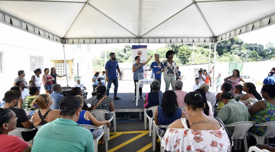 A subsecretária de Habitação, Luiza Ribeiro, fez uma reunião com os futuros moradores do prédio