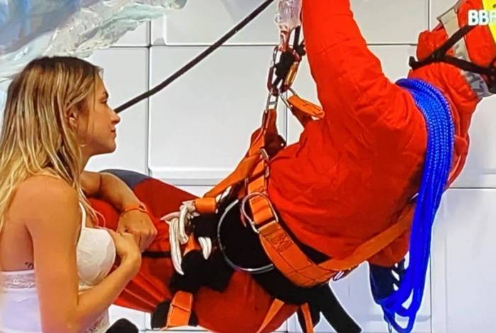 Gabi Martins conversa com o boneco - Reprodução