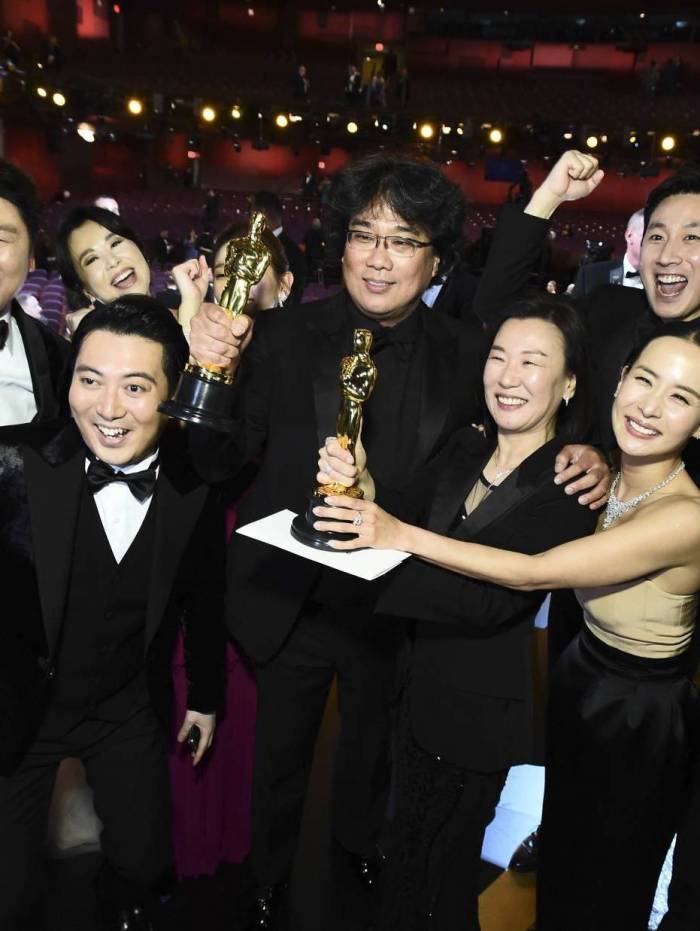 Diretor de Parasita, Bong Joon Ho, posa com o elenco nos bastidores do Oscar