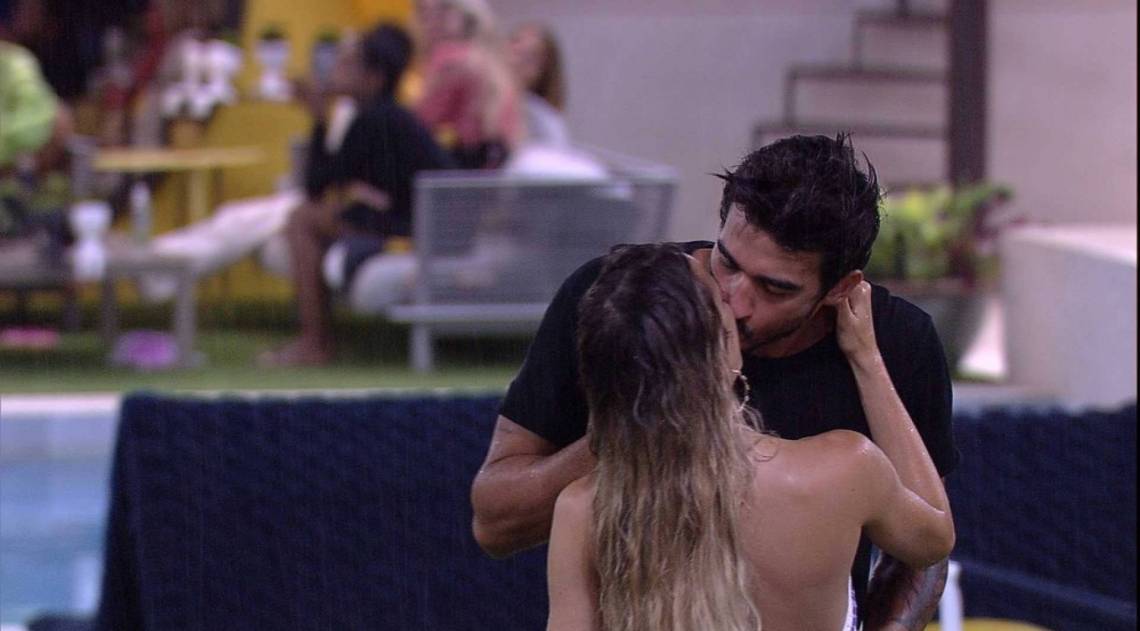 Gabi e Guilherme se beijam na chuva