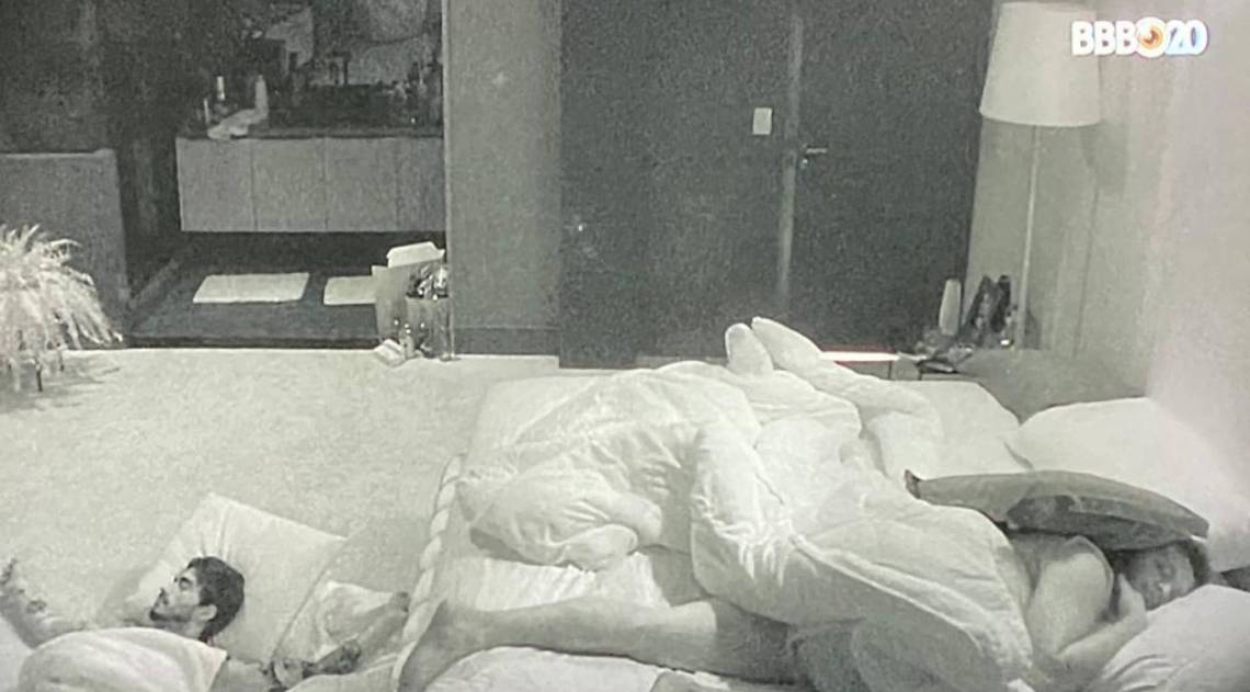 Guilherme volta a dormir no chão do quarto do líder - Reprodução de internet