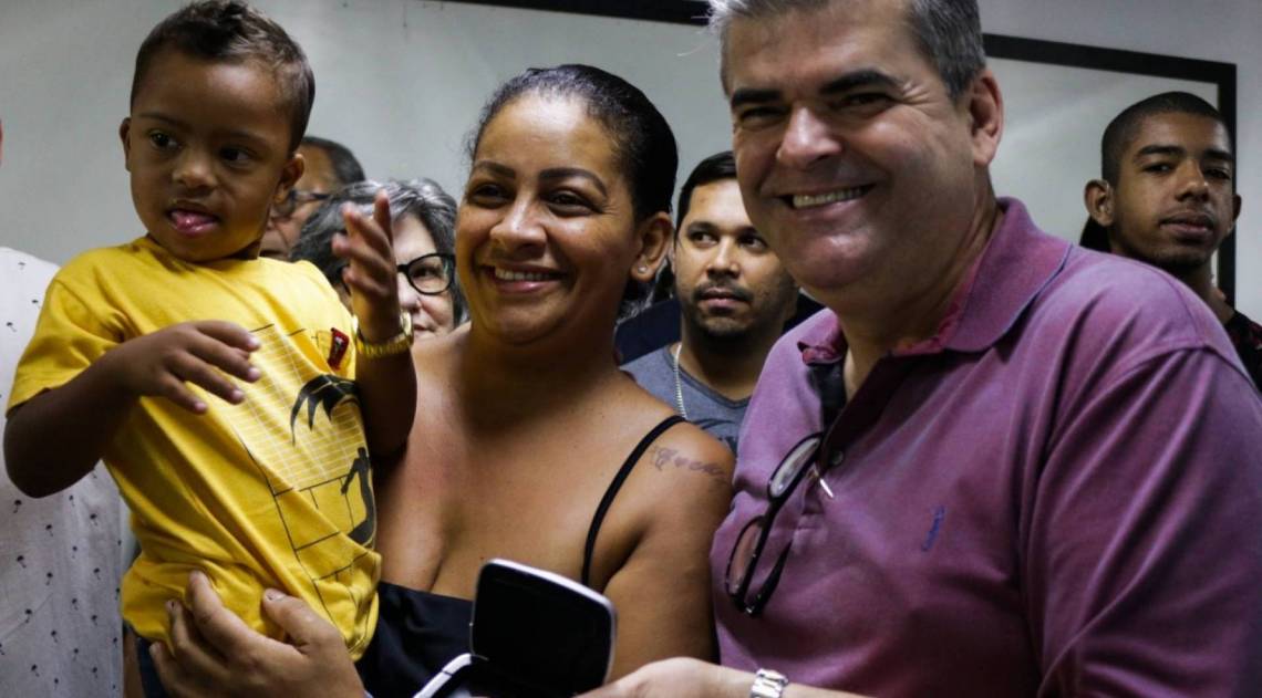 Duque de Caxias entrega mais 600 aparelhos auditivos