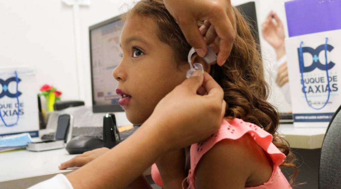 Duque de Caxias entrega mais 600 aparelhos auditivos - Divulgação