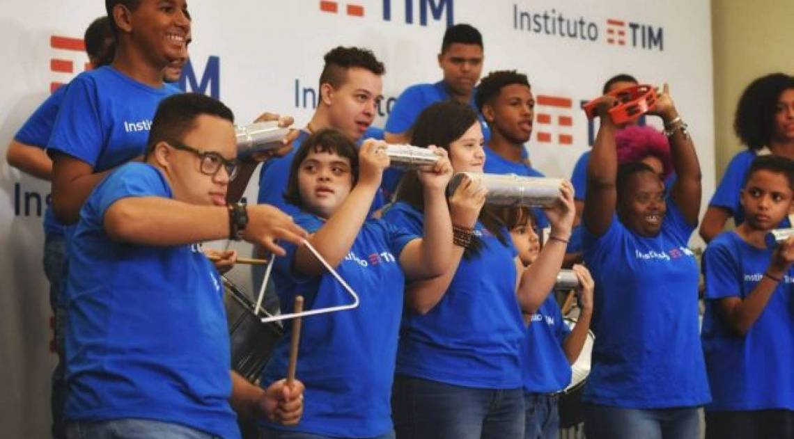 Bateria do Instituto TIM e Mini Bloco animam foliões na Tijuca