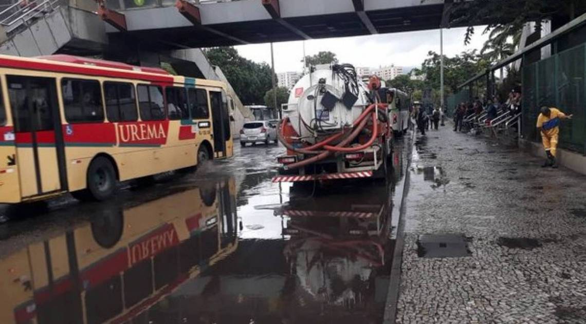 Bolsão d'água na Avenida Presidente Vargas, na altura da da Cidade Nova, sentido Rodoviária, no Centro