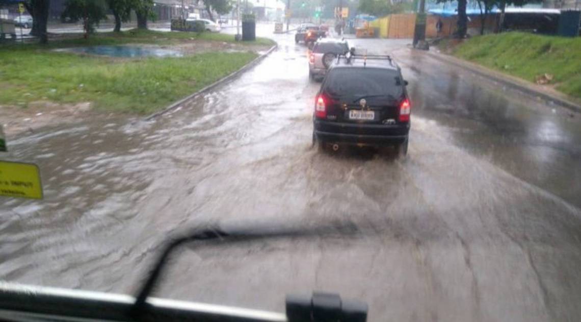Bolsão d'água na Estrada da Pedra (Curral Falso), na altura da Avenida Cesário de Melo, em Santa Cruz - Divulgação / COR