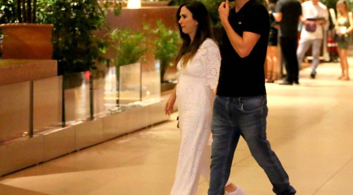 Tatá Werneck e o marido, Rafael Vitti, no shopping - Ag. News