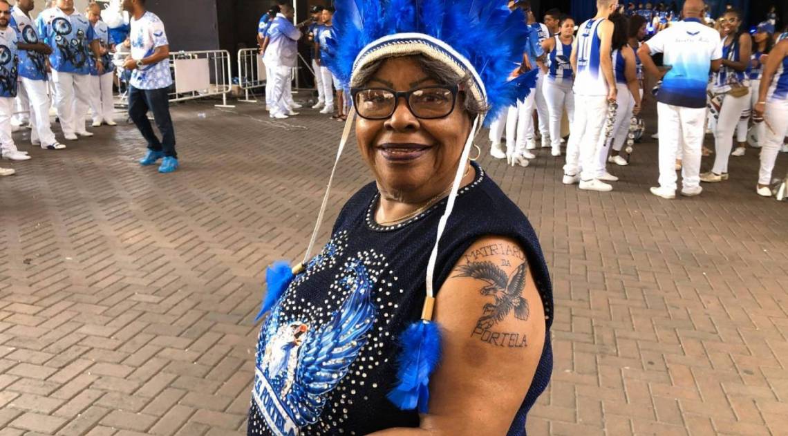 Tia Surica faz tatuagem da Portela no bra&ccedil;o