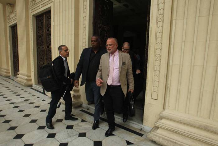 Ex-presidente da Cedae Hélio Cabral deixa em audiência na Alerj após se recusar a responder perguntas