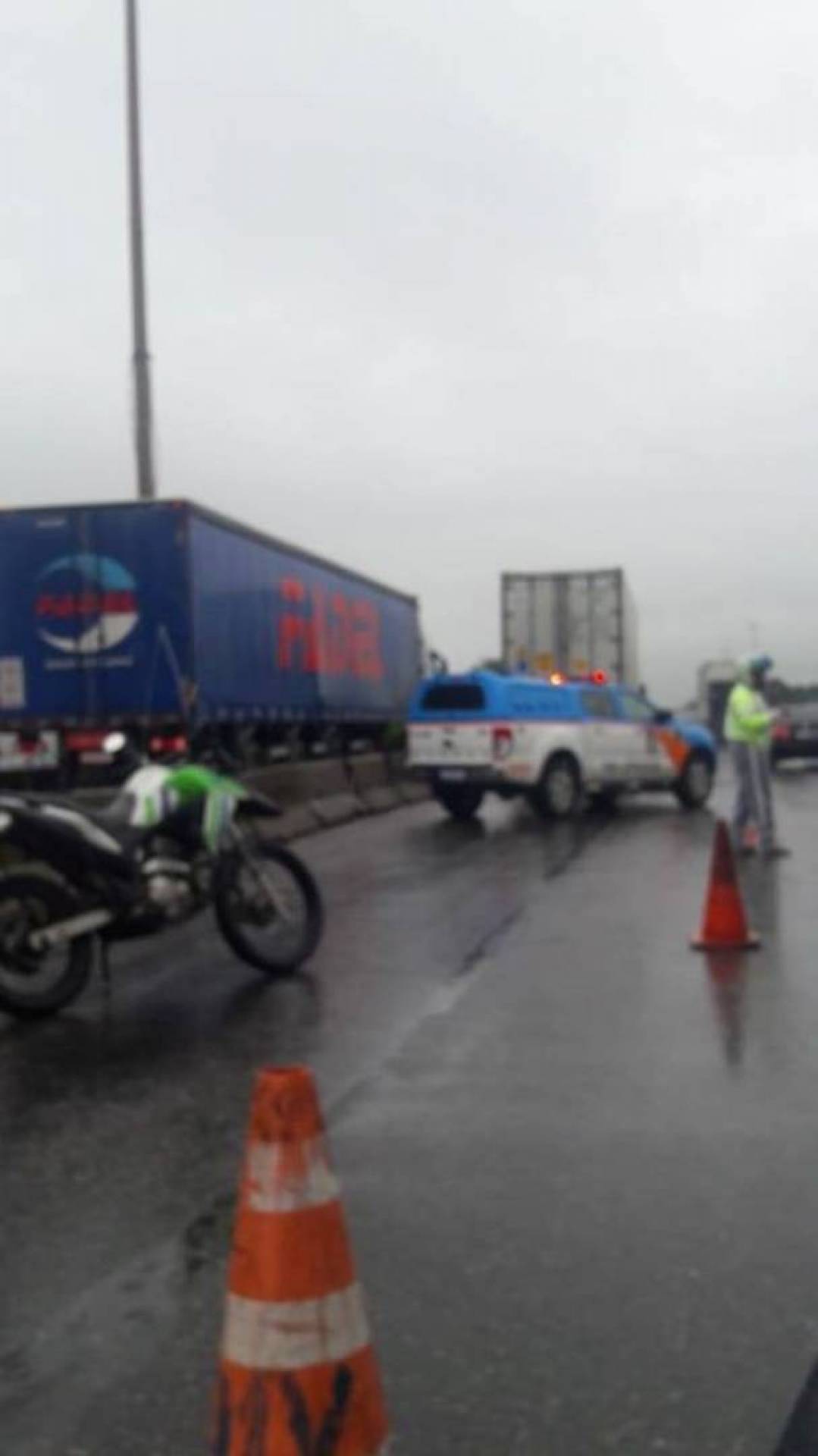 Uma faixa precisou ser interditada - Reprodução/Internet