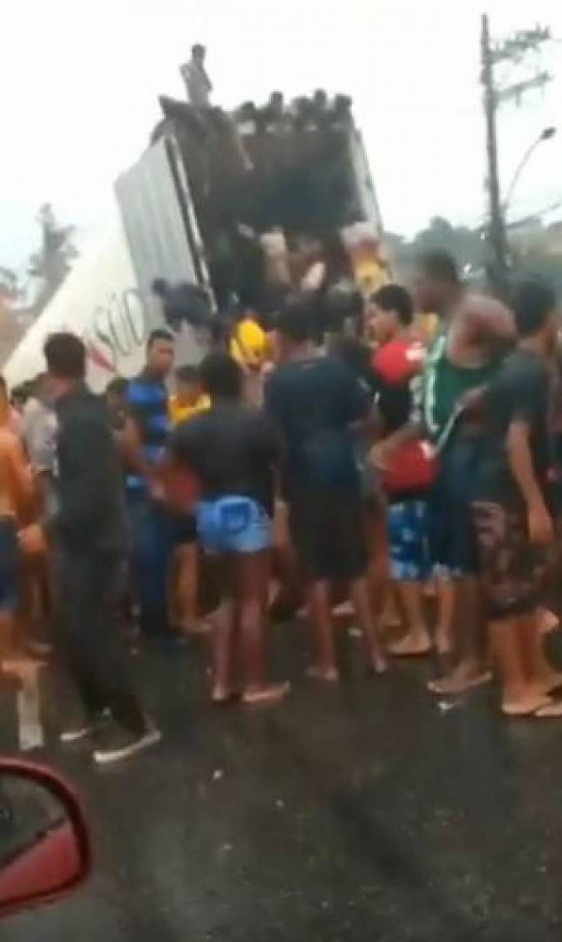 Pessoas atacam caminhão com frango congelado - Reprodução/Internet