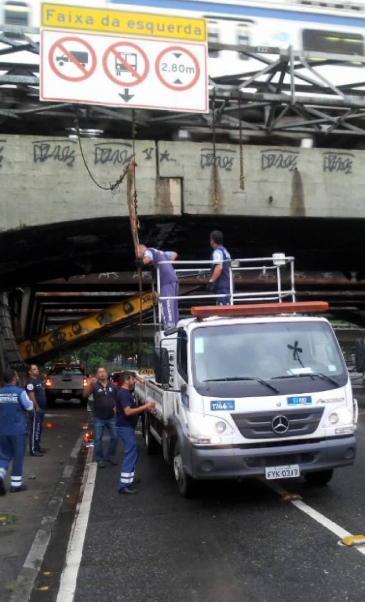 Queda de estrutura na Avenida Francisco Bicalho