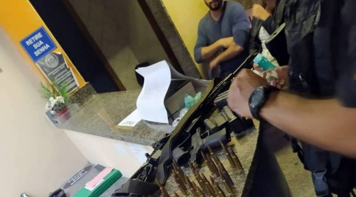Fuzis, pistola, granadas e carregadores apreendidos com os bandidos