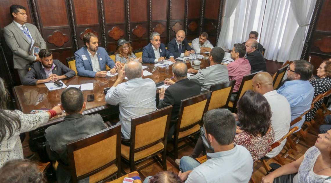 Presidente da Alerj, Andr&eacute; Ceciliano (PT) e outros deputados se reuniram com representantes das categorias de servidores do estado e