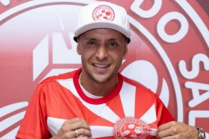 Vestiu a camisa! Lateral do Flamengo visita o Salgueiro e posa com manto da Academia