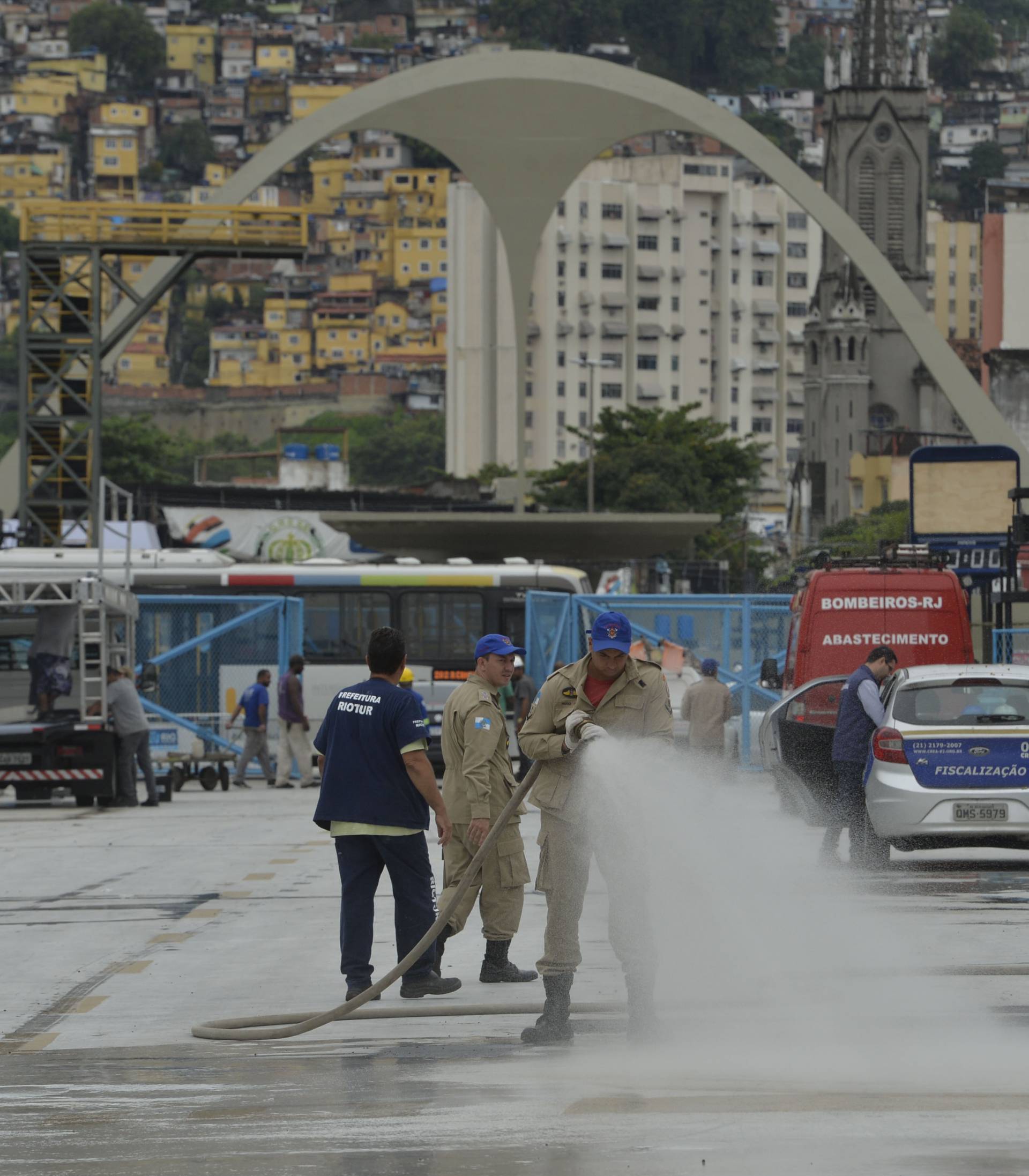2020-02-12 - Rio de Janeiro  -  Vistoria do corpo de bombeiros na Marques de Sapucai acompanhados com agentes da prefeitura do Rio, na foto bombeiros testando sistema de incendio - Foto:Fabio Costa/Agencia O Dia - FabioCosta
