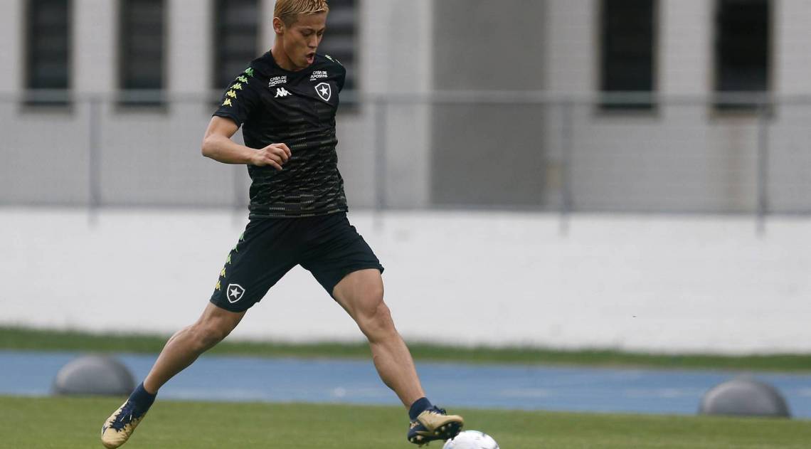 Honda segue sua preparação para poder estrear pelo Botafogo. A data ainda não foi definida - Vitor Silva/Botafogo