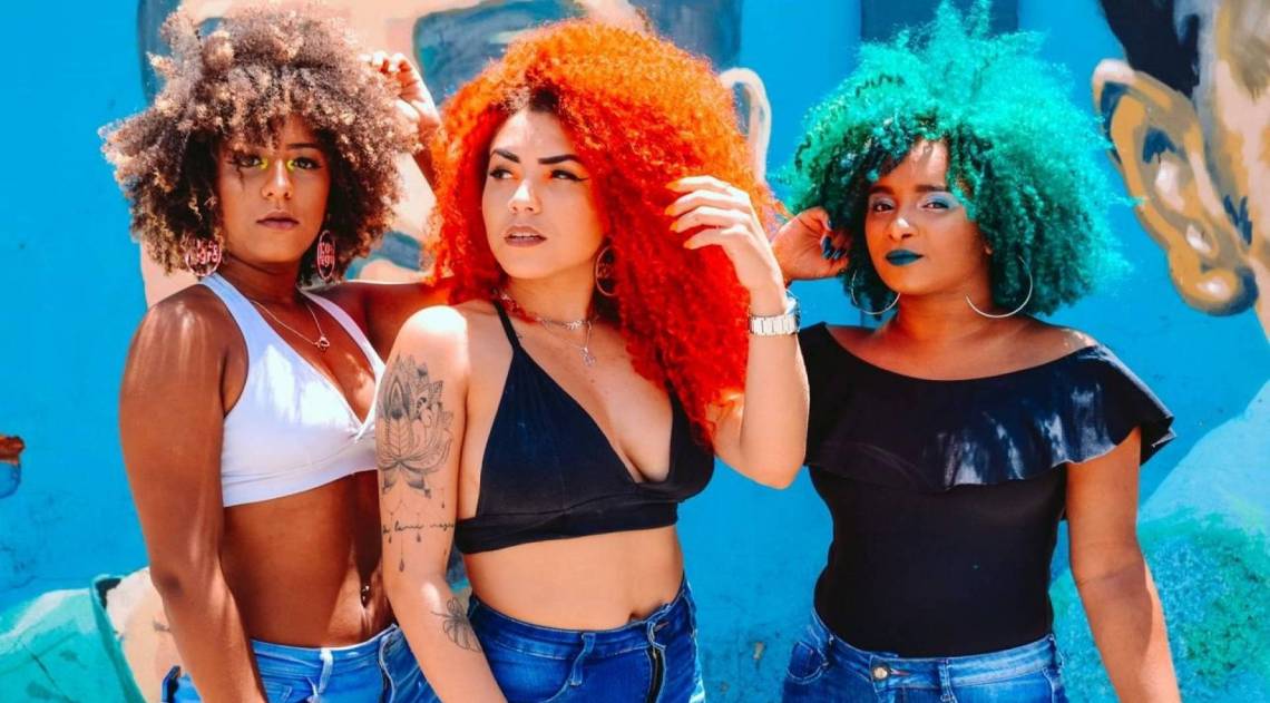 Clientes posam com cabelo feito pelo Mestre dos Cachos