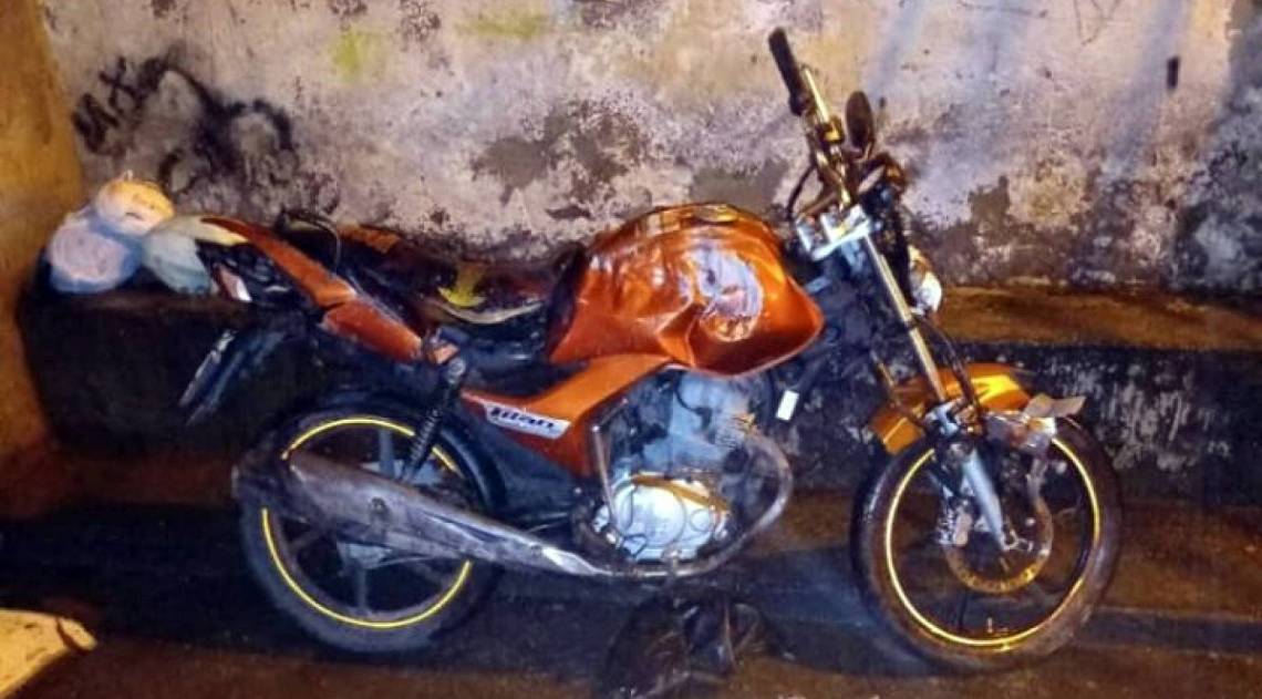 Moto danificada por blindado da PM