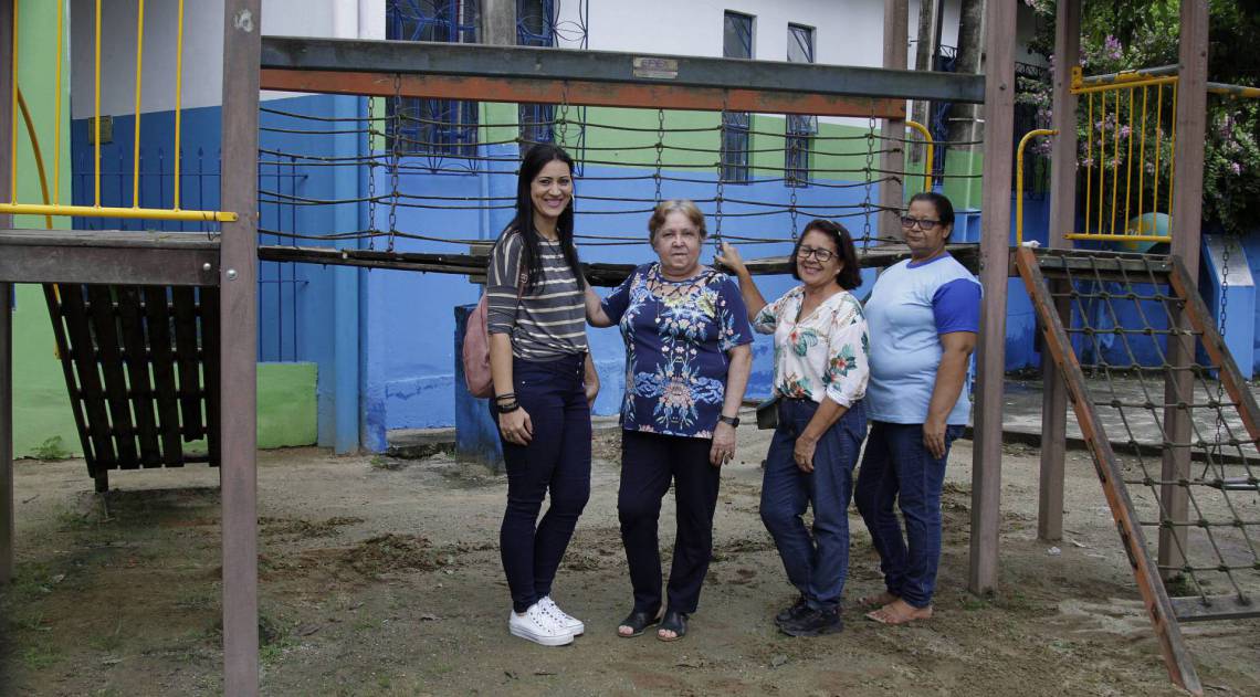 Rio,12/02/2020- PARACAMBI,Bairro Ponte Coberta, Especial ,Despejo de esgoto in natura na Bacia do Rio Guandu,na foto. Diretora da Escola Municipal Ponte Coberta, Inaercia Carvalho(blusa estampada) .Foto: Cleber Mendes/Agência O Dia