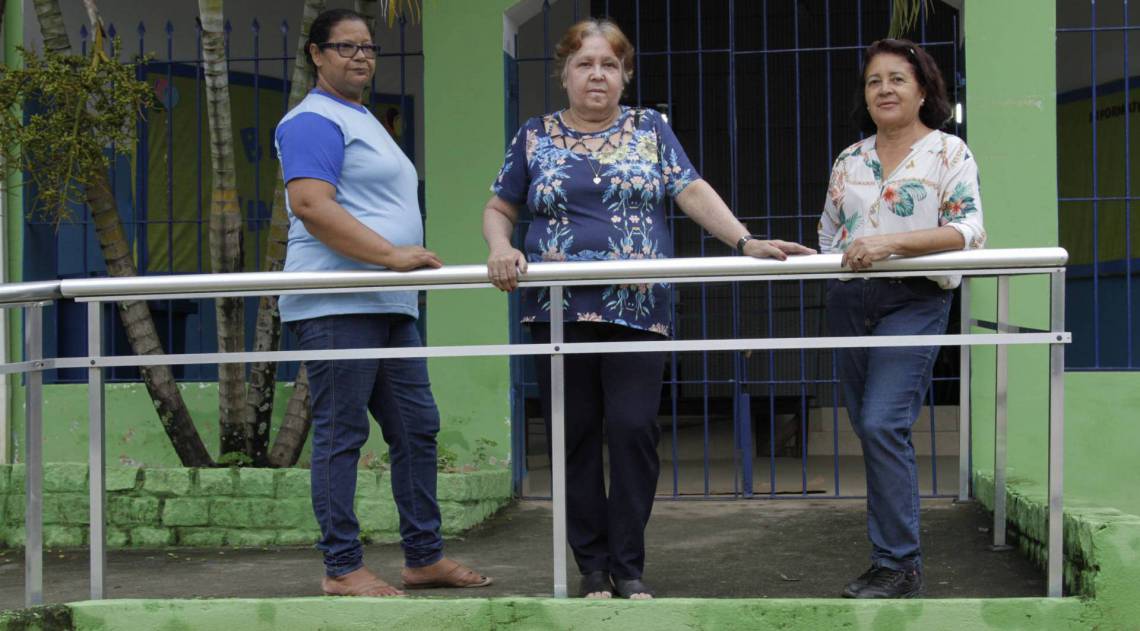 Rio,12/02/2020- PARACAMBI,Bairro Ponte Coberta, Especial ,Despejo de esgoto in natura na Bacia do Rio Guandu,na foto. Diretora da Escola Municipal Ponte Coberta, Inaercia Carvalho(blusa estampada) .Foto: Cleber Mendes/Agência O Dia