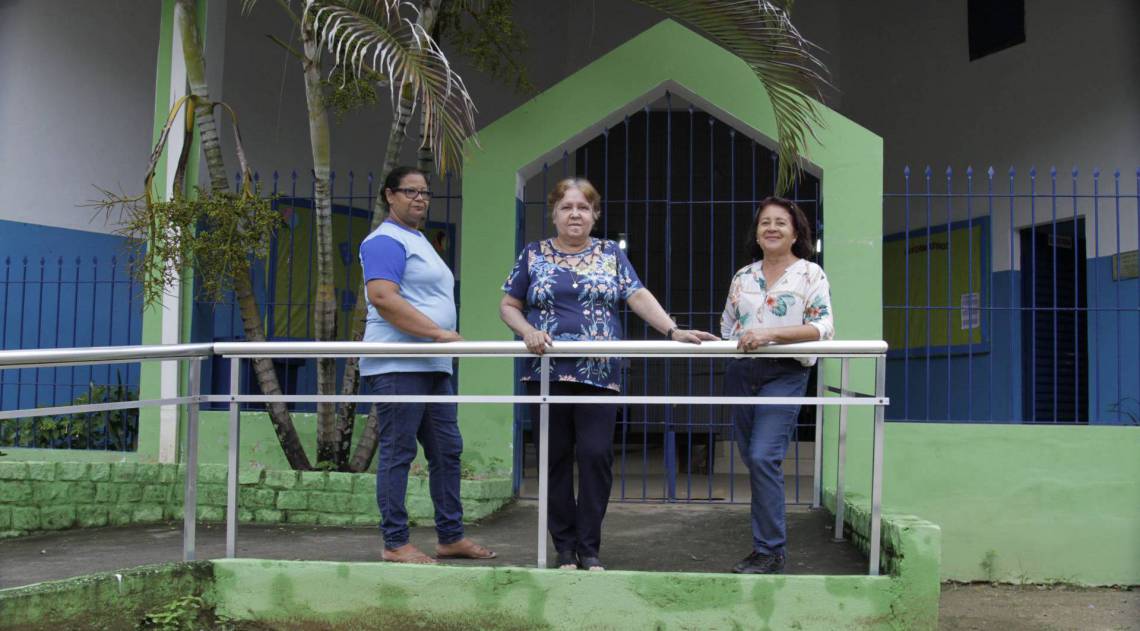 Rio,12/02/2020- PARACAMBI,Bairro Ponte Coberta, Especial ,Despejo de esgoto in natura na Bacia do Rio Guandu,na foto. Diretora da Escola Municipal Ponte Coberta, Inaercia Carvalho(blusa estampada) .Foto: Cleber Mendes/Agência O Dia