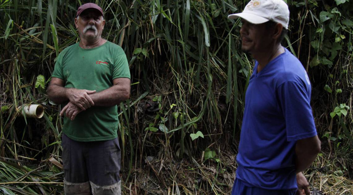 Rio,12/02/2020- PARACAMBI,Bairro Ponte Coberta, Especial ,Despejo de esgoto in natura na Bacia do Rio Guandu,na foto. Isais(de azul) .Foto: Cleber Mendes/Agência O Dia