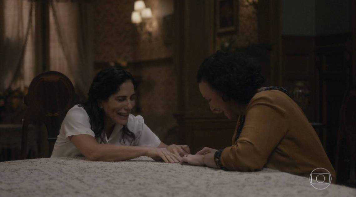 Lola (Gloria Pires) e Genu (Kelzy Ecard) em 'Éramos Seis', da Globo