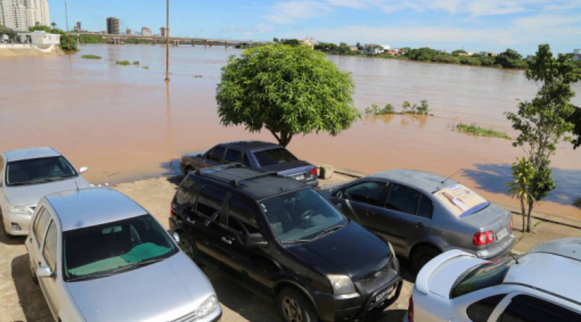 Carros estacionados no Cais da Lapa parcialmente tomado pelas águas do Rio Paraíba, em Campos - Reprodução internet