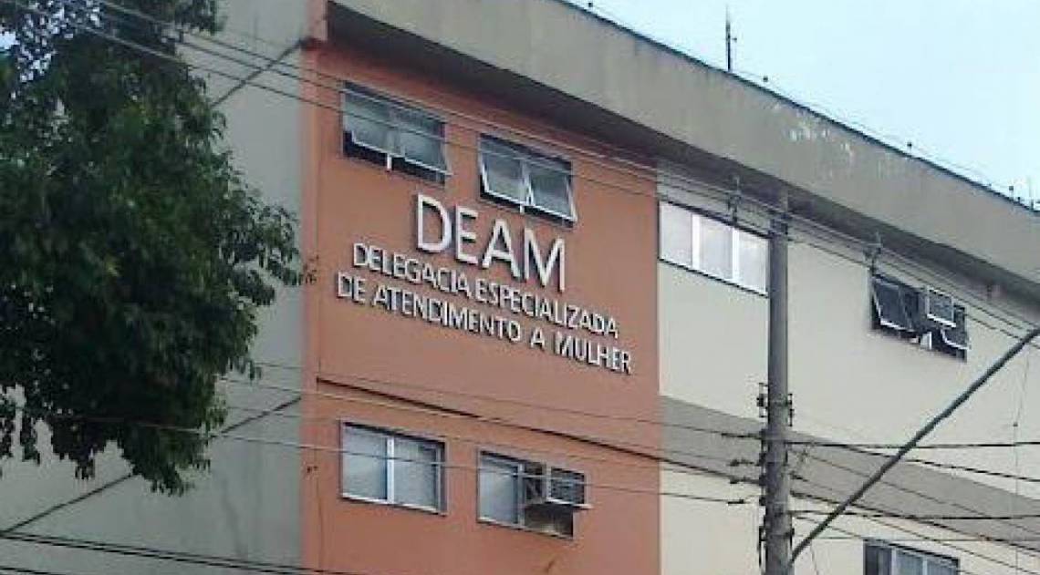 Mulher foi presa por agentes da Delegacia de Atendimento à Mulher (Deam) - Reprodução/Internet