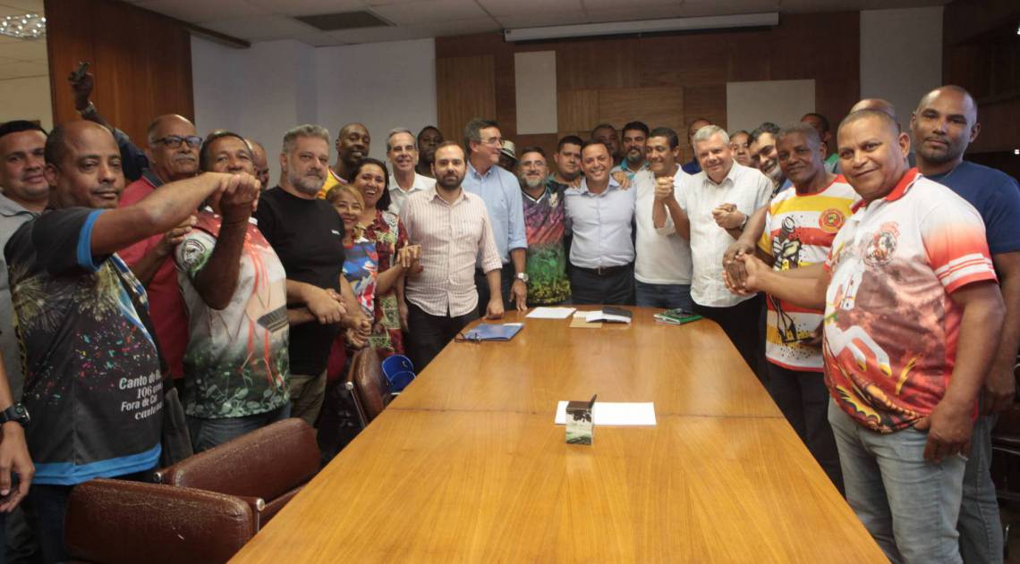 Rodrigo Neves recebeu nesta quinta-feira, em seu gabinete, 32 diretores de blocos e escolas carnavalescas - Divulgação / Berg Silva