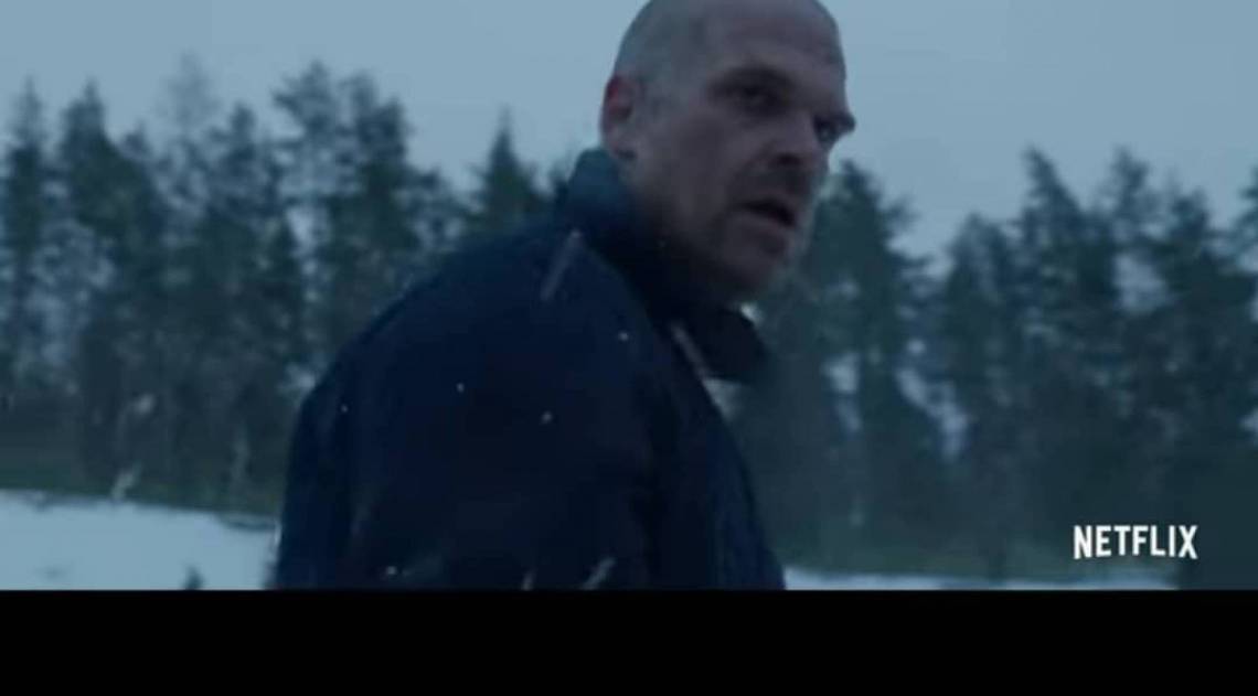 Hopper aparece fazendo trabalhos for&ccedil;ados na quarta temporada de 'Stranger Things' - Reprodu&ccedil;&atilde;o