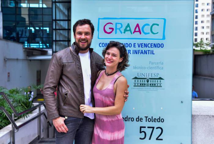 Sergio Guizé e Bianca Bin visitam hospital referência no tratamento e na cura do câncer infantojuvenil