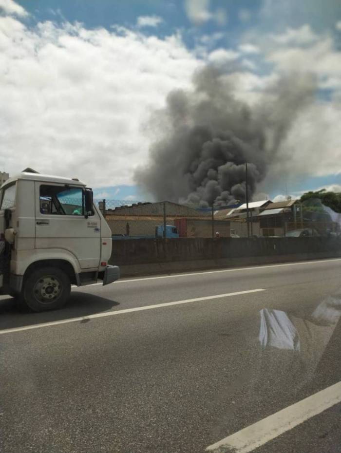 Incêndio atinge fábrica em Nova Iguaçu