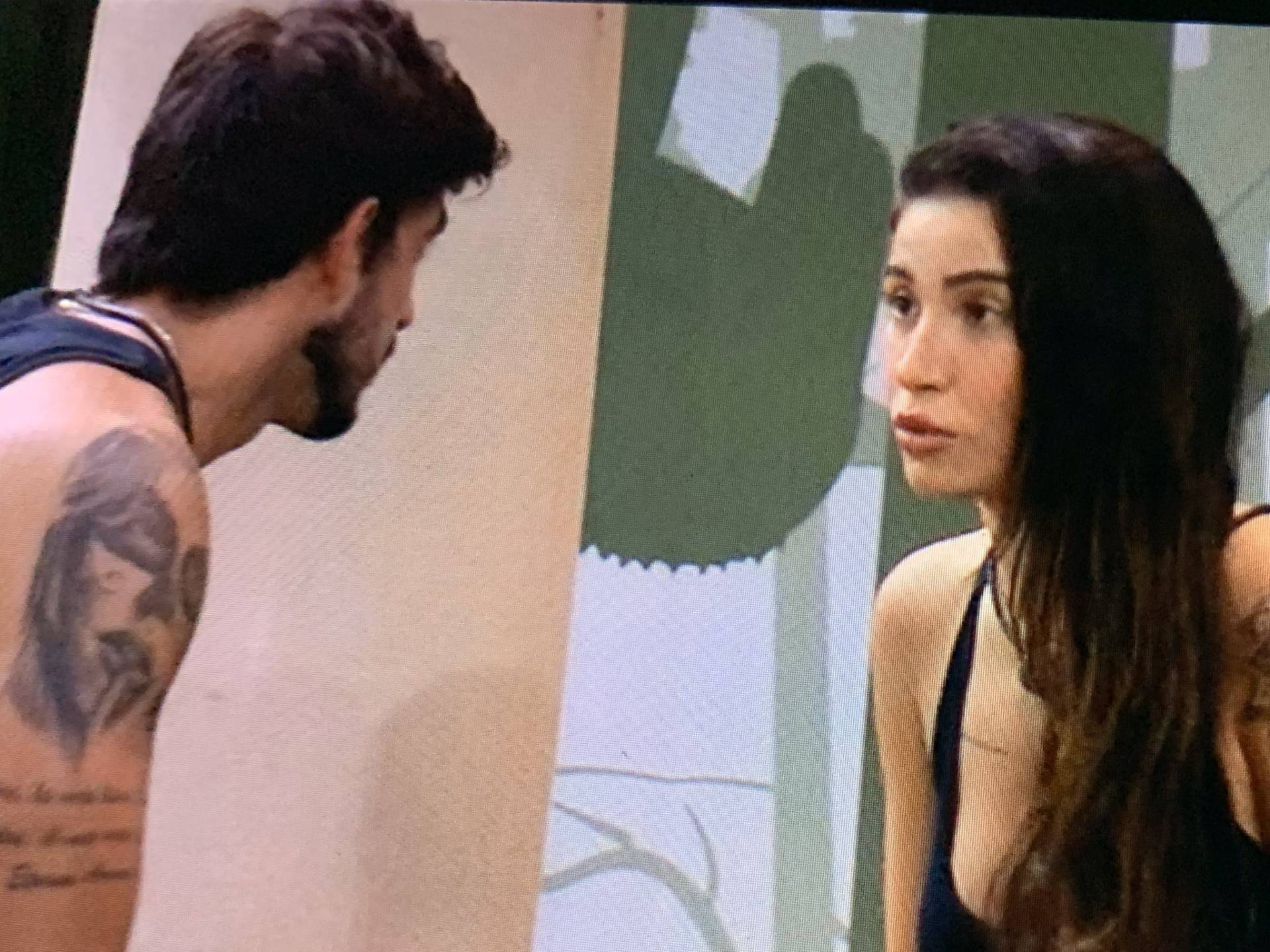 Após ser nomeado líder por Gabi, Guilherme dá pulseira VIP para Bianca