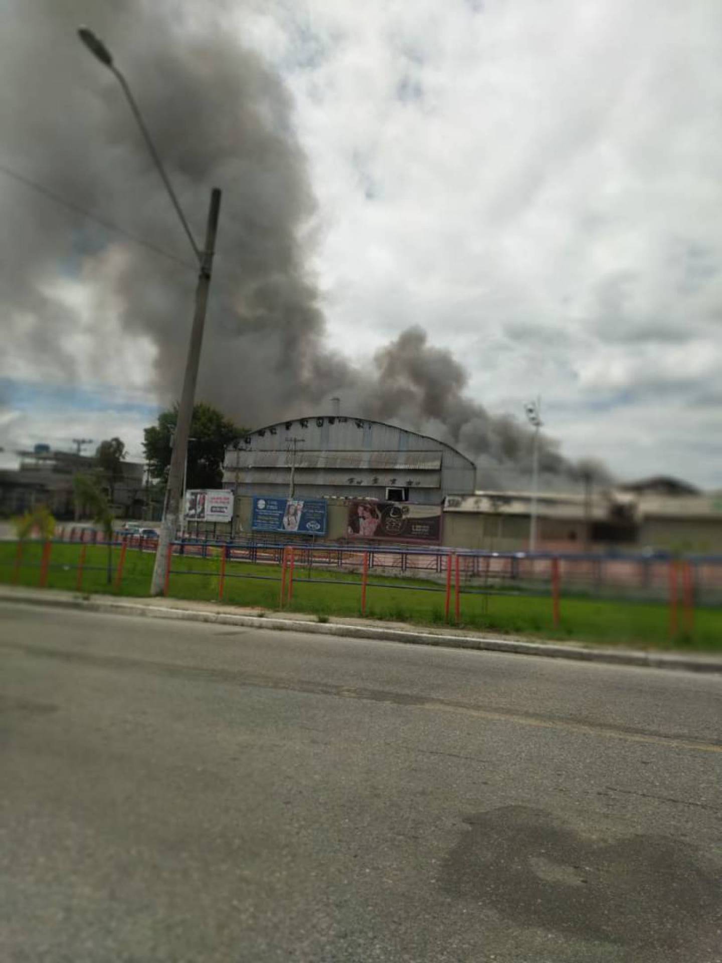 Incêndio atinge fábrica em Nova Iguaçu