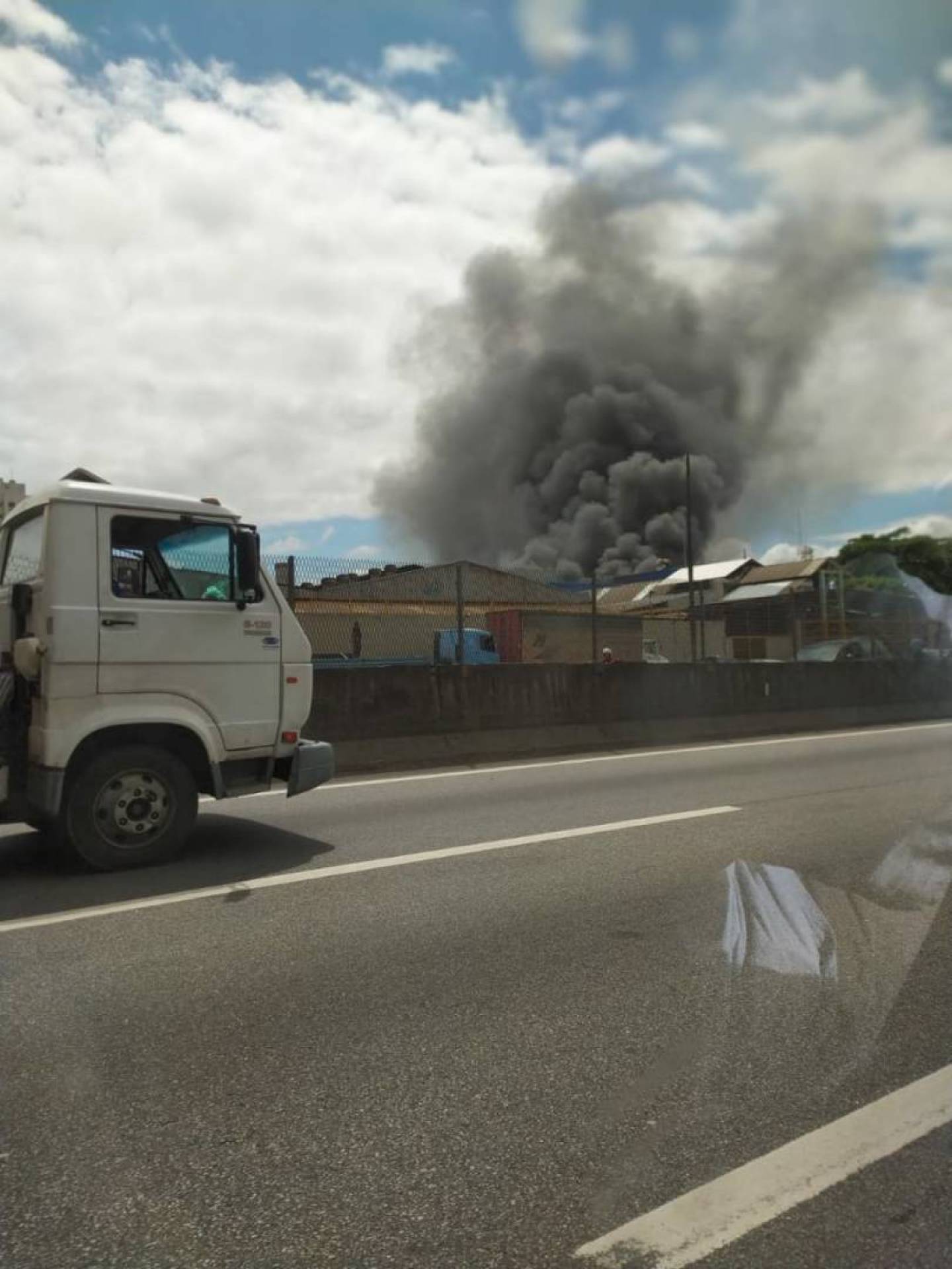 Incêndio atinge fábrica em Nova Iguaçu - Reprodução / Internet