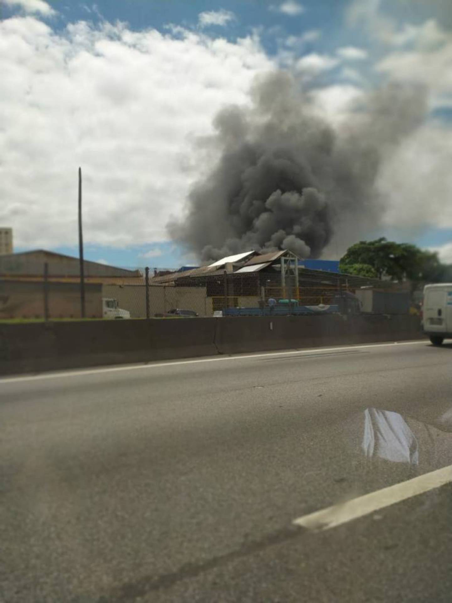 Incêndio atinge fábrica em Nova Iguaçu