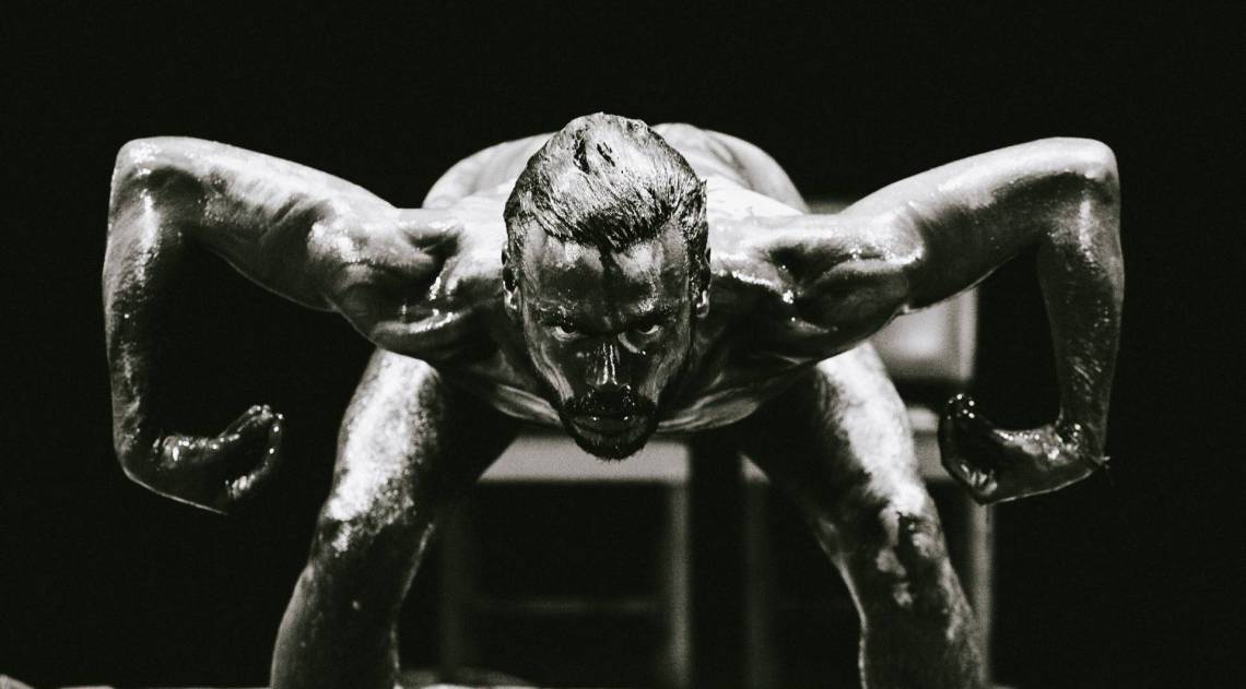 Texto trata das emoções de um homem em transformação psicossocial ora operário, ora soldado, ora caranguejo - Divulgação / Elisa Mendes