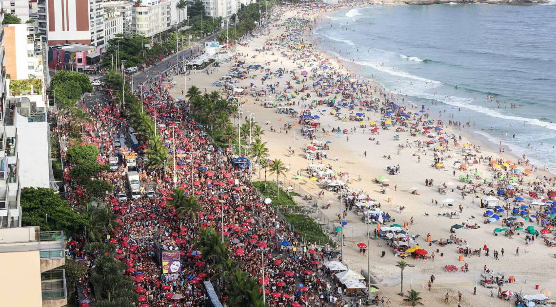 O bloco Simpatia &Eacute; Quase Amor arrastou uma multid&atilde;o pela orla da Zona Sul, durante a tarde de s&aacute;bado - Divulga&ccedil;&atilde;o / Riotur