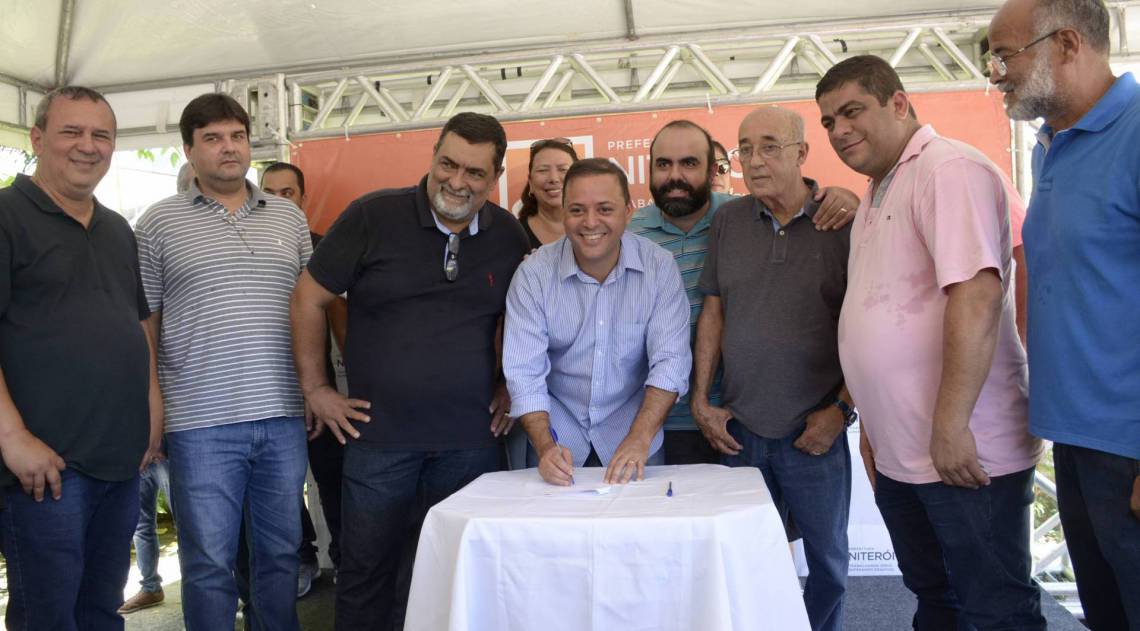 Na ocasião, o prefeito Rodrigo Neves (ao centro) assinou a ordem de início da reurbanização e do saneamento de 11 ruas do Rio do Ouro e de Várzea das Moças - Divulgação / Bruno Eduardo Alves