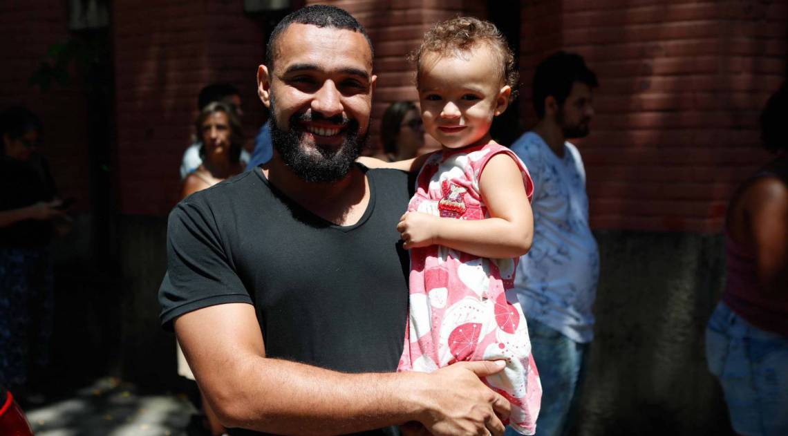 Rio, 15/02/2020, Vacinacao contra o sarampo no posto da Tijuca, na foto Maique Severo e a filha Maria Flor, Foto de Gilvan de Souza / Agencia O Dia - Gilvan de Souza / Agencia O Dia