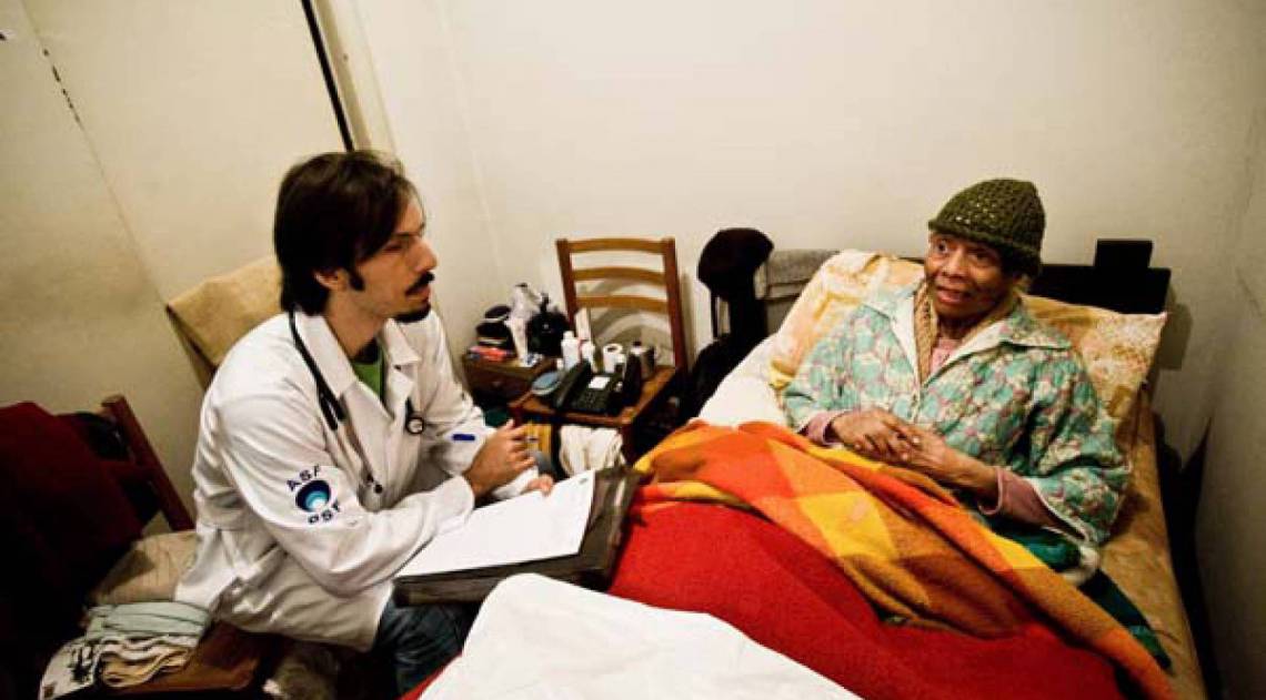 Para a diretora da FeSaúde, renovação do quadro com processo seletivo representa avanço na possibilidade de fortalecer vínculo entre usuários e profissionais - Divulgação / Prefeitura