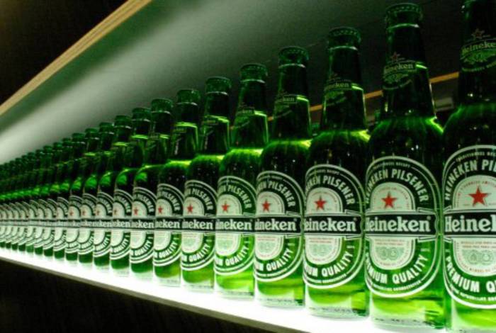 Heineken faz recall voluntário e informa que algumas embalagens podem soltar lasca de vidro ao abertas