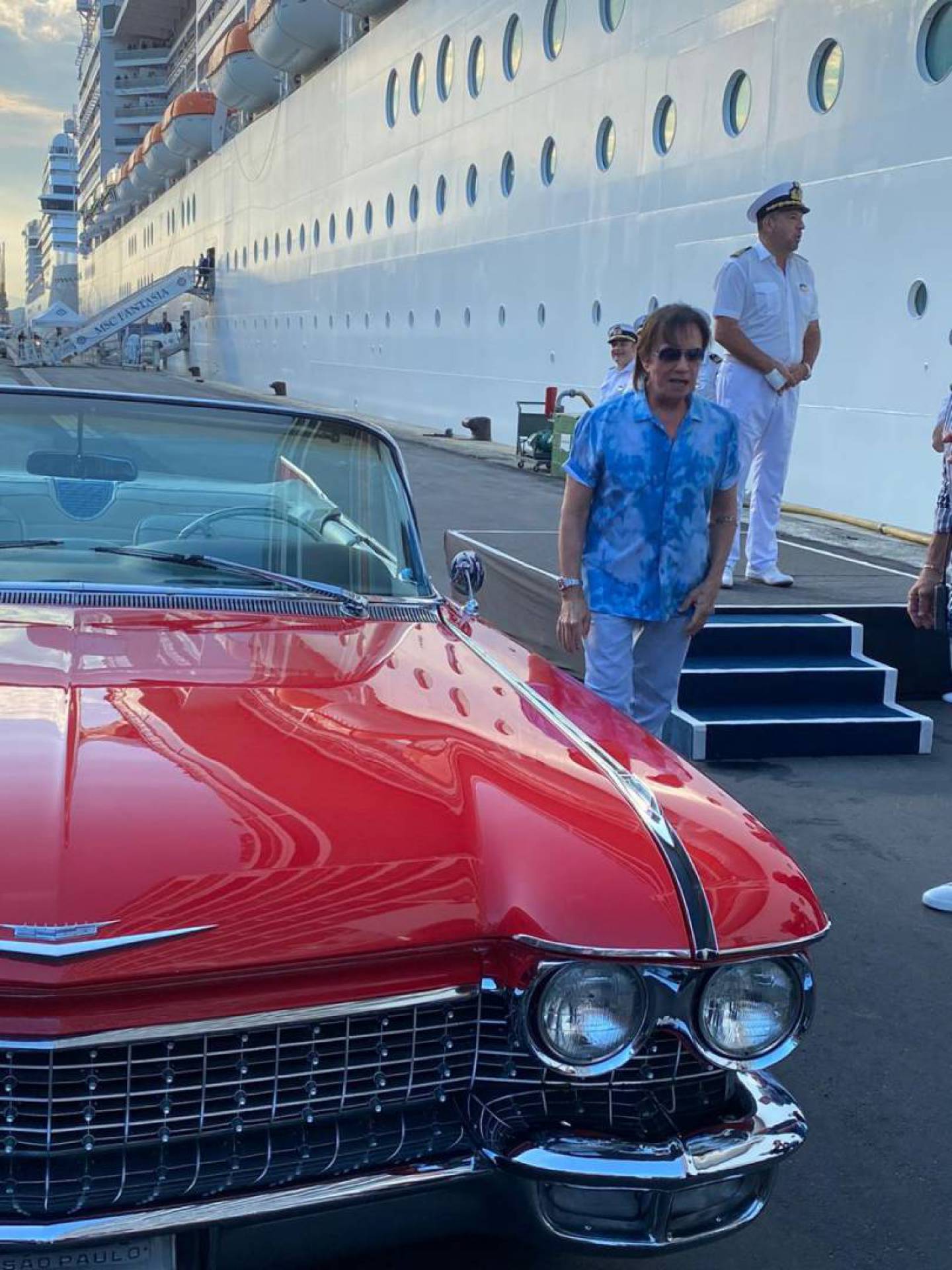 De Cadillac vermelho, Rei Roberto Carlos chega ao seu cruzeiro 'Emoções em Alto Mar'