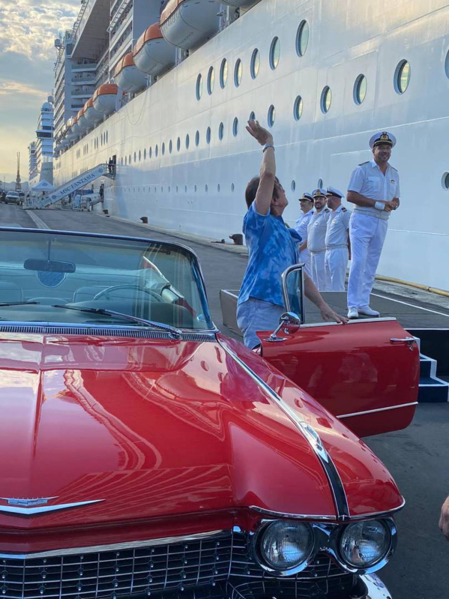 De Cadillac vermelho, Rei Roberto Carlos chega ao seu cruzeiro 'Emoções em Alto Mar'