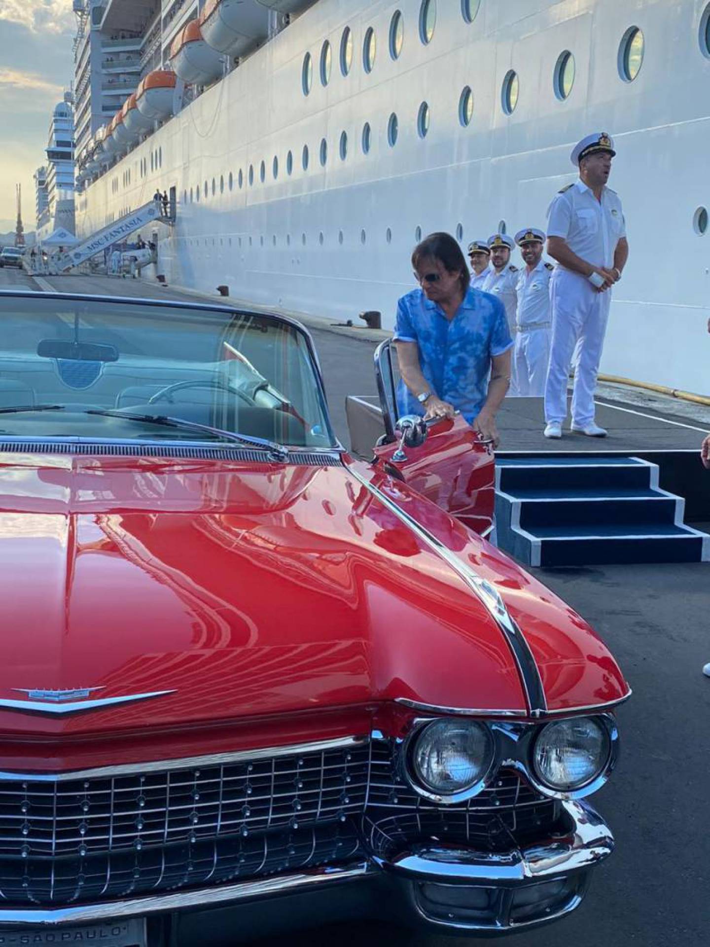 Roberto Carlos chegando em seu Cadillac vermelho ao cruzeiro 'Emoções em Alto Mar' - Foto: Fábia Oliveira