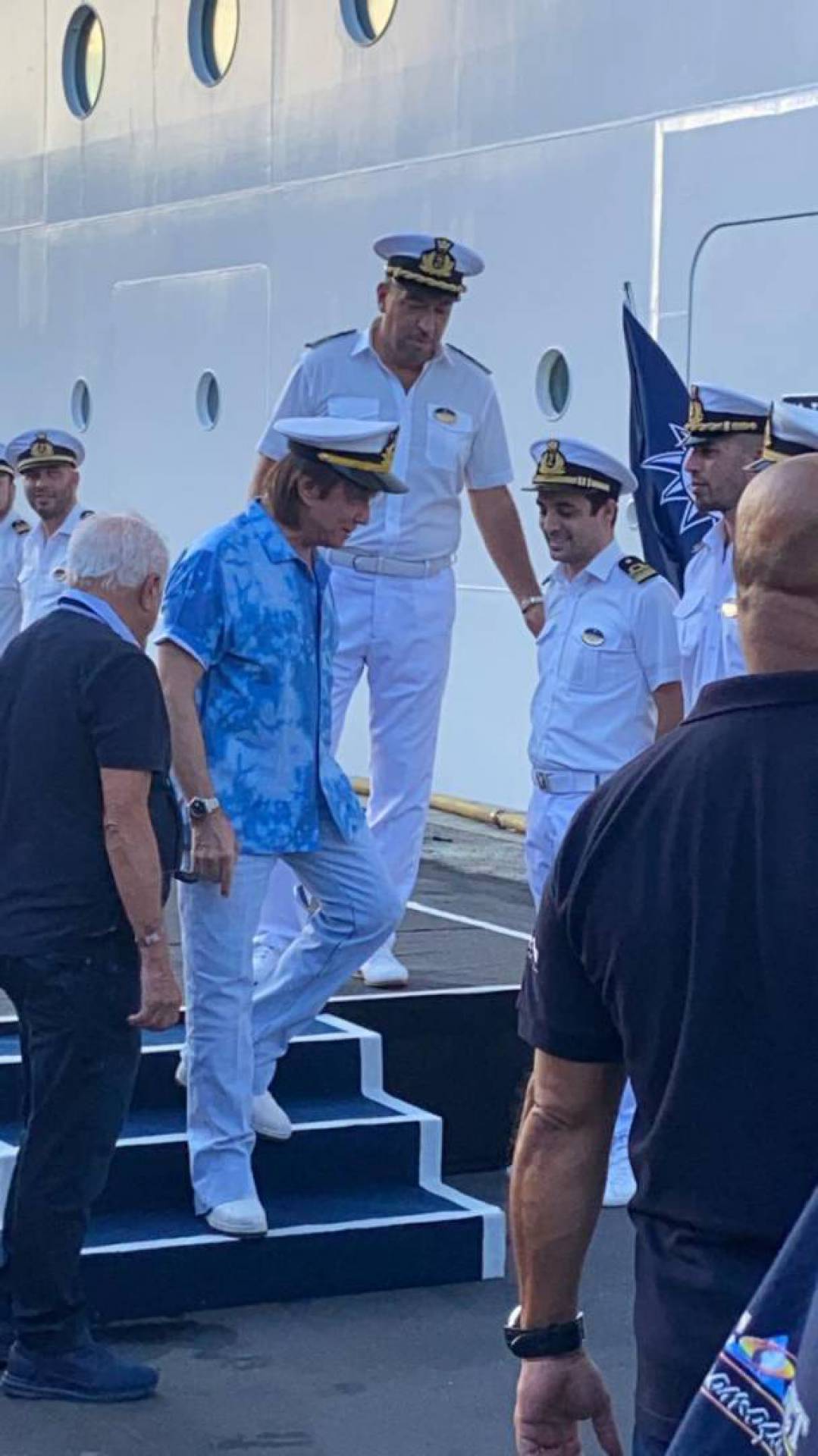 De Cadillac vermelho, Rei Roberto Carlos chega ao seu cruzeiro 'Emoções em Alto Mar'