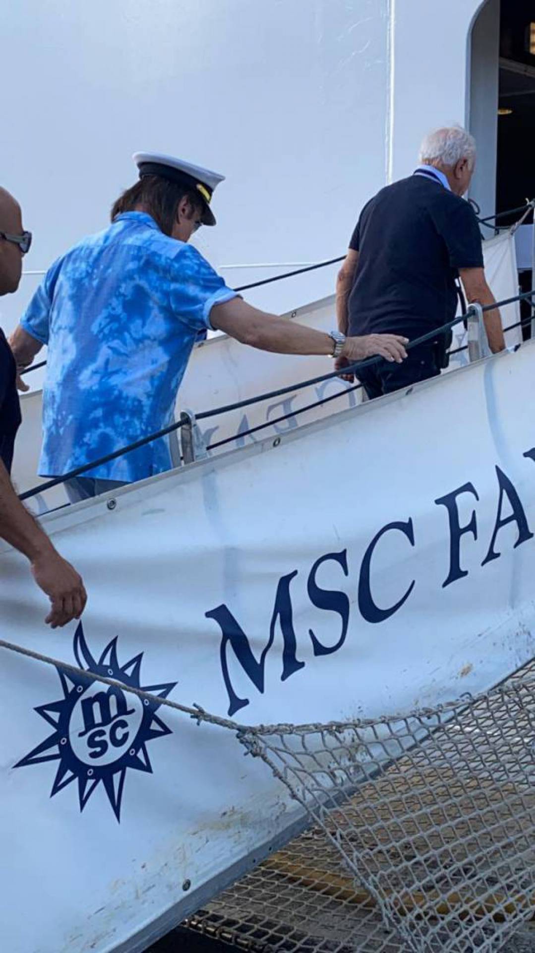 De Cadillac vermelho, Rei Roberto Carlos chega ao seu cruzeiro 'Emoções em Alto Mar'